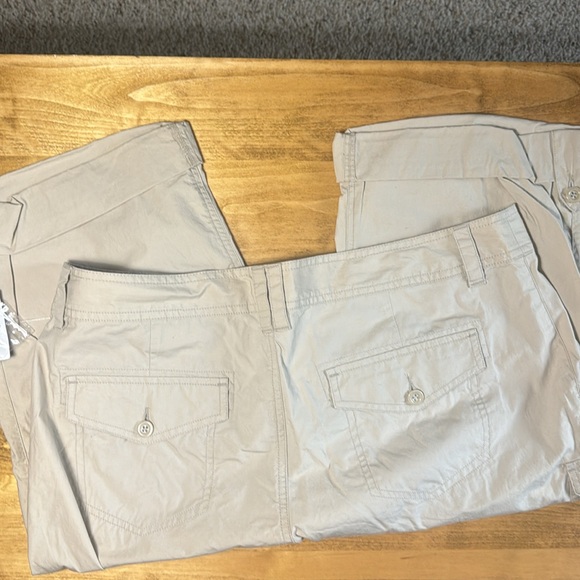 Relativity Khaki Shorts in size 16P NWT - Picture 3 of 4